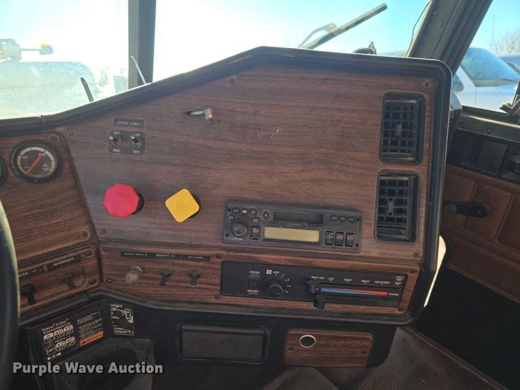image for item ET1143 2002 Freightliner FLD Classic semi truck cab