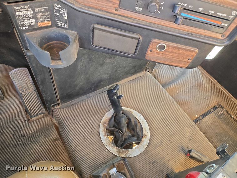 image for item ET1143 2002 Freightliner FLD Classic semi truck cab