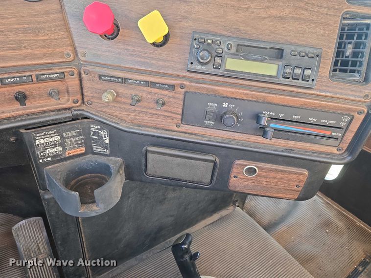 image for item ET1143 2002 Freightliner FLD Classic semi truck cab