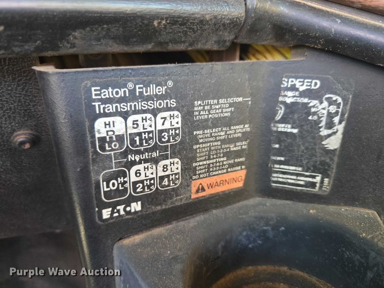 image for item ET1143 2002 Freightliner FLD Classic semi truck cab