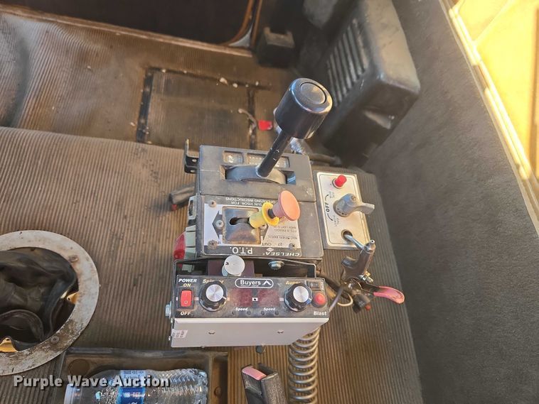 image for item ET1143 2002 Freightliner FLD Classic semi truck cab