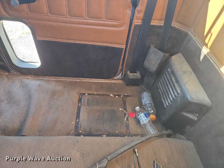 image for item ET1143 2002 Freightliner FLD Classic semi truck cab