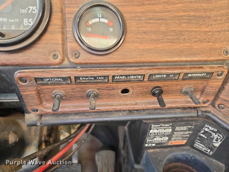 image for item ET1143 2002 Freightliner FLD Classic semi truck cab