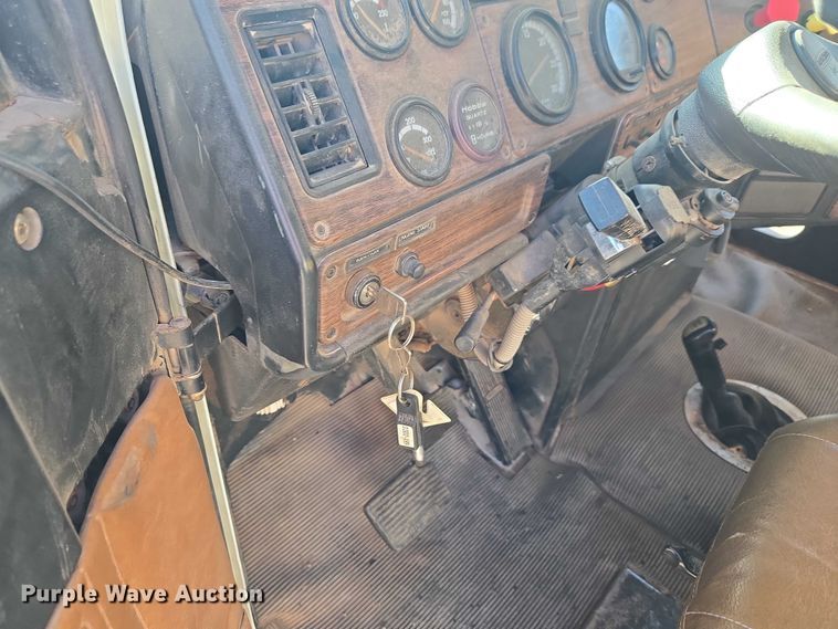 image for item ET1143 2002 Freightliner FLD Classic semi truck cab