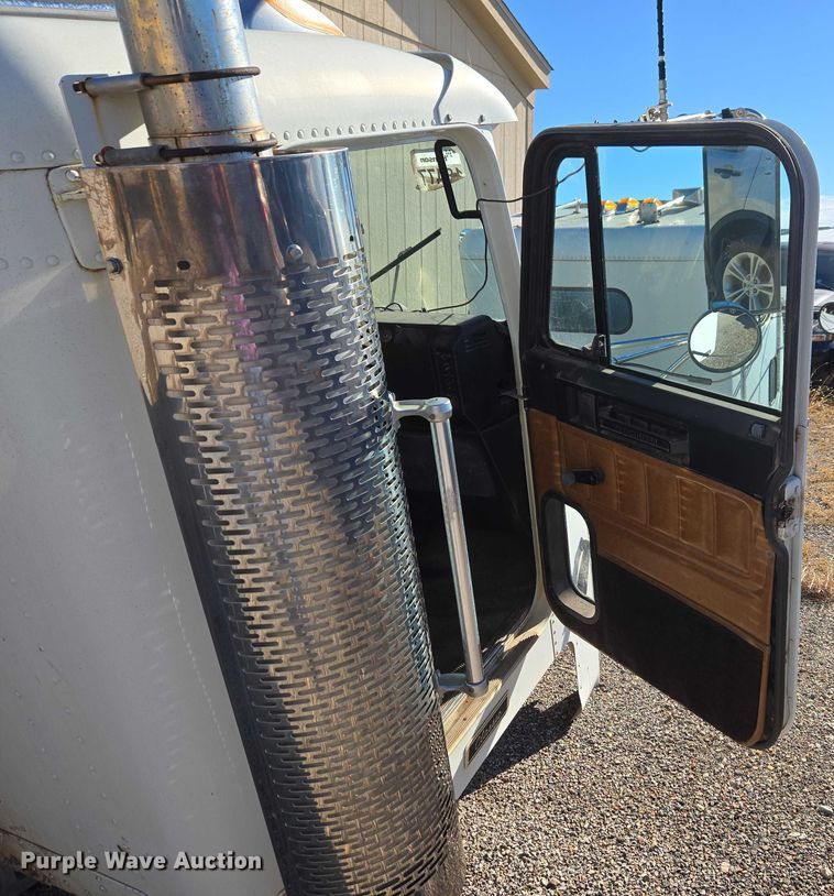 image for item ET1143 2002 Freightliner FLD Classic semi truck cab