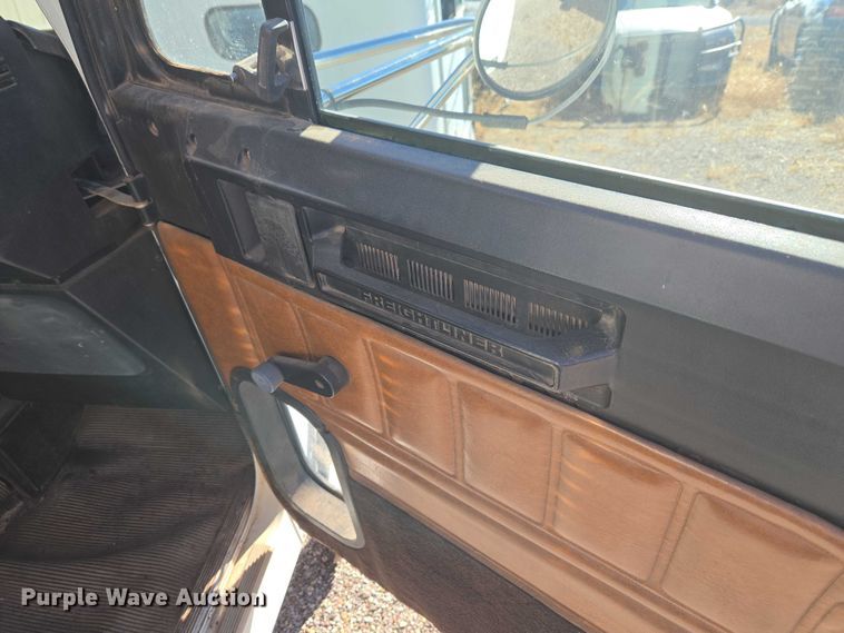 image for item ET1143 2002 Freightliner FLD Classic semi truck cab