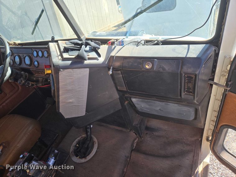 image for item ET1143 2002 Freightliner FLD Classic semi truck cab