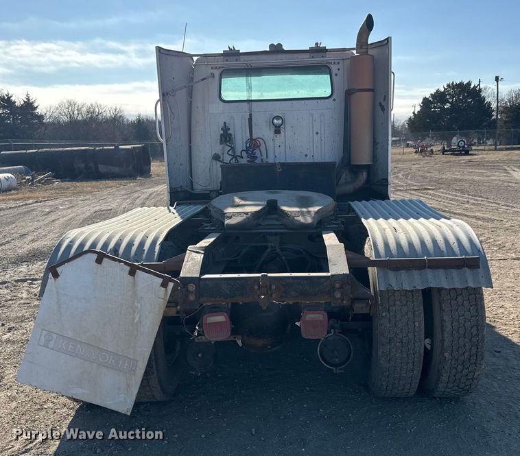 image for item ET4068 1990 International 8300 semi truck