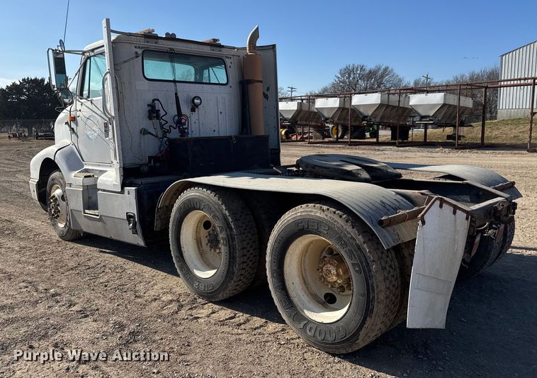 image for item ET4068 1990 International 8300 semi truck