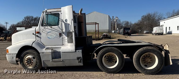 image for item ET4068 1990 International 8300 semi truck