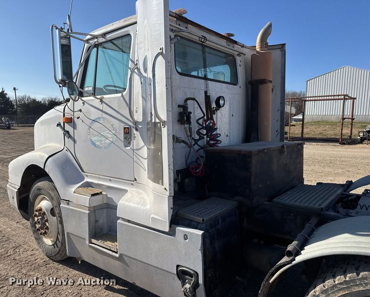 image for item ET4068 1990 International 8300 semi truck