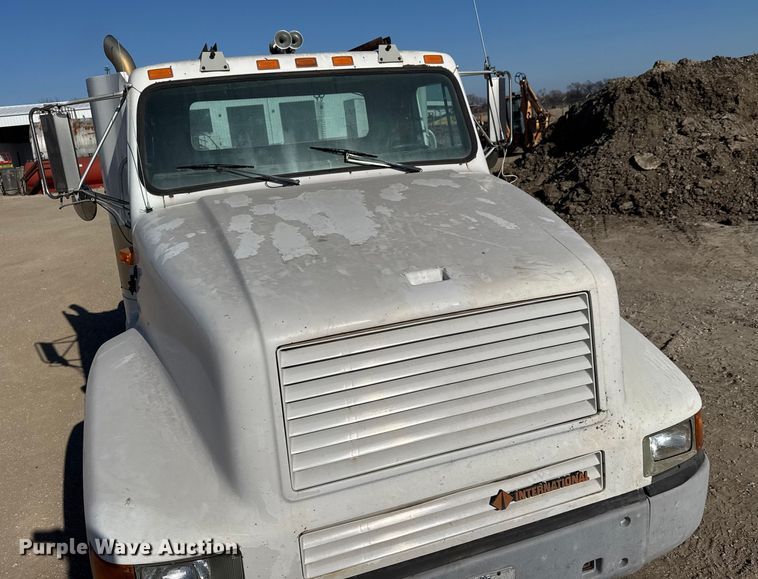 image for item ET4068 1990 International 8300 semi truck