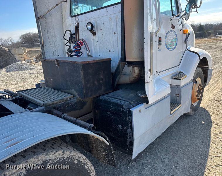 image for item ET4068 1990 International 8300 semi truck