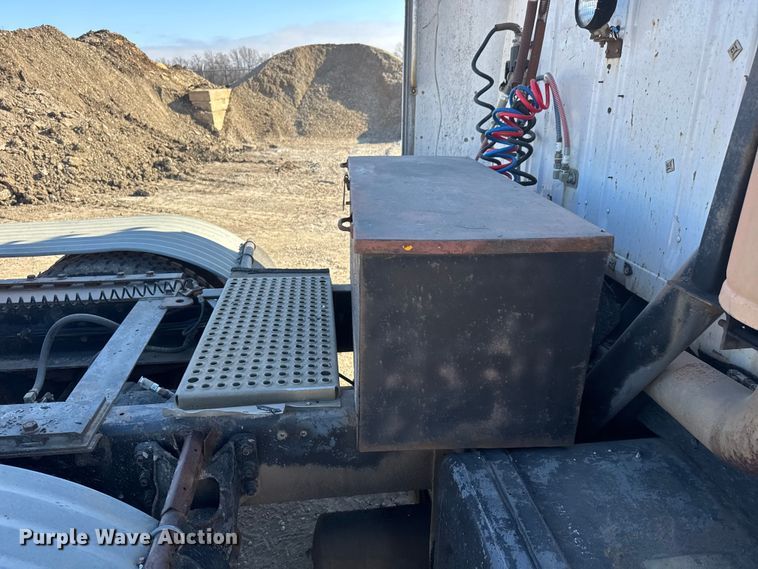 image for item ET4068 1990 International 8300 semi truck