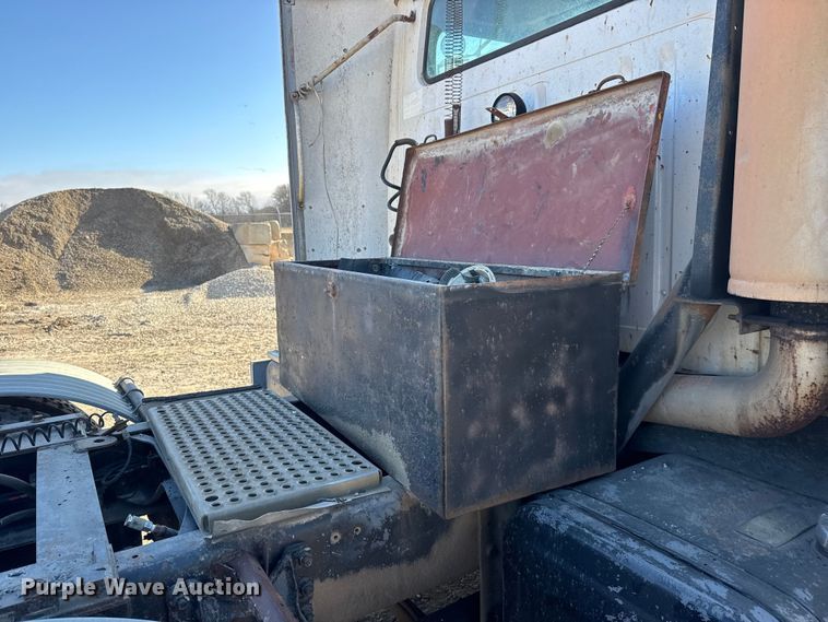 image for item ET4068 1990 International 8300 semi truck