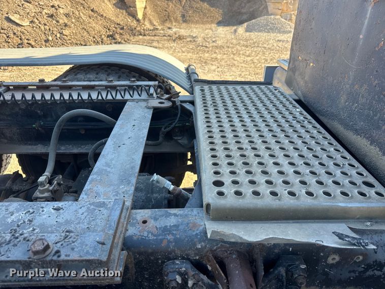 image for item ET4068 1990 International 8300 semi truck