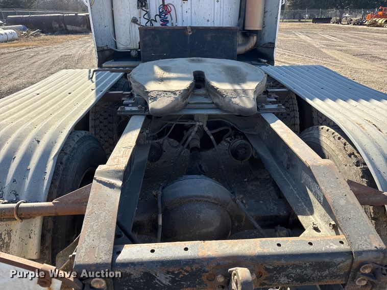 image for item ET4068 1990 International 8300 semi truck