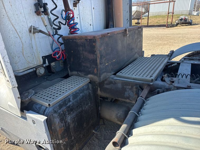 image for item ET4068 1990 International 8300 semi truck