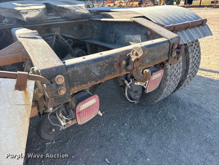 image for item ET4068 1990 International 8300 semi truck