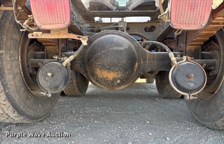 image for item ET4068 1990 International 8300 semi truck