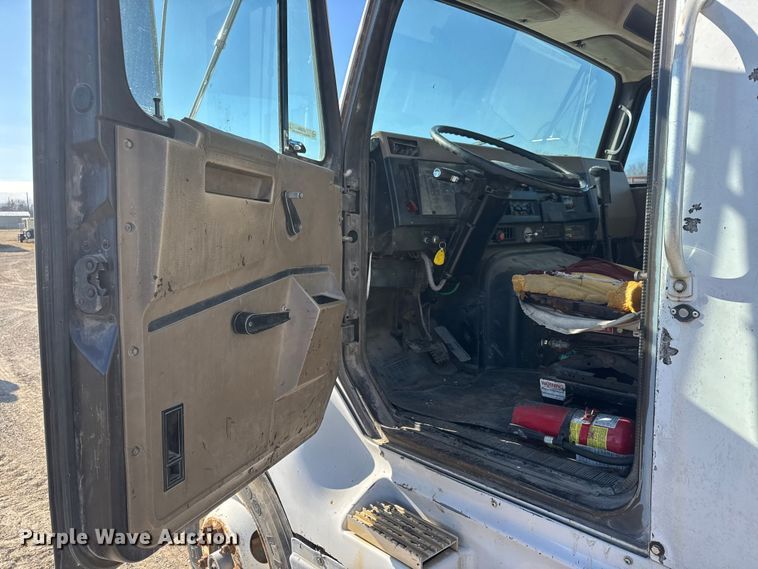 image for item ET4068 1990 International 8300 semi truck