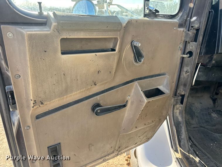 image for item ET4068 1990 International 8300 semi truck