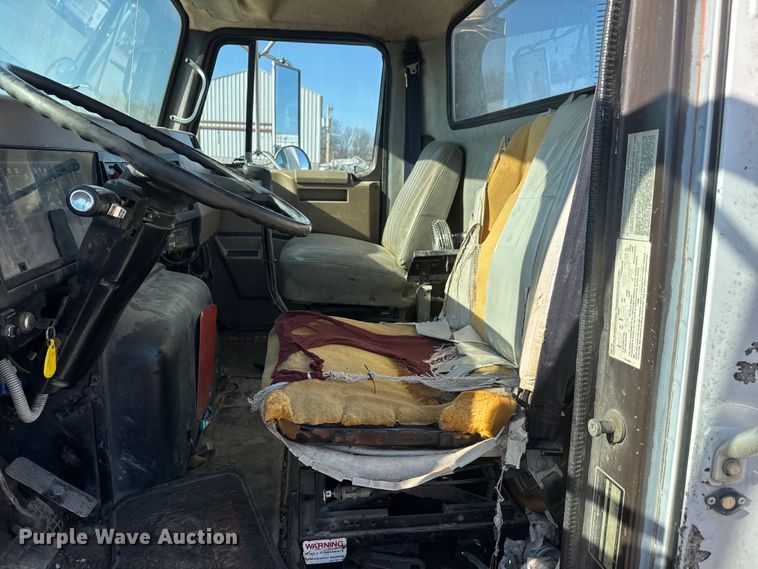 image for item ET4068 1990 International 8300 semi truck