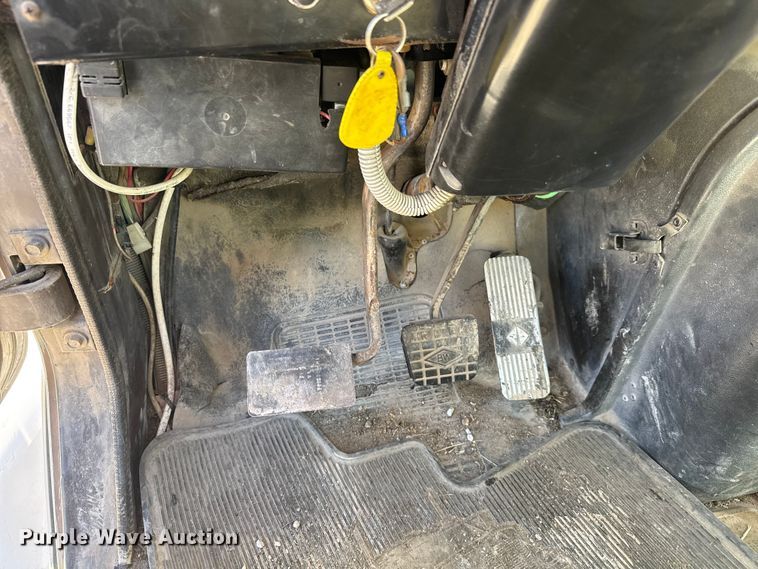 image for item ET4068 1990 International 8300 semi truck