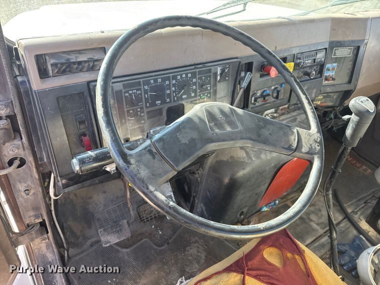 image for item ET4068 1990 International 8300 semi truck