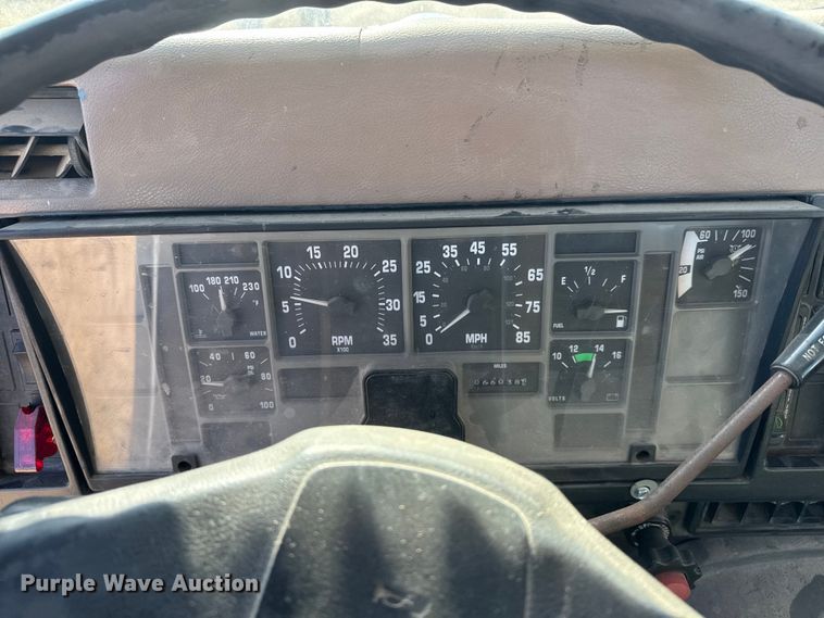 image for item ET4068 1990 International 8300 semi truck