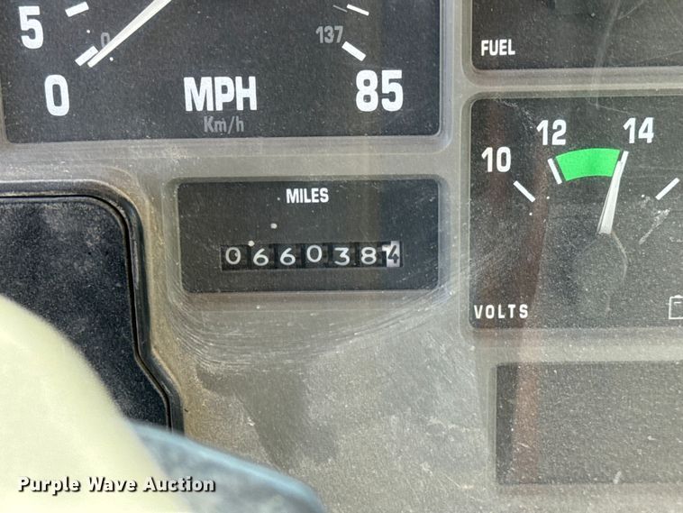 image for item ET4068 1990 International 8300 semi truck