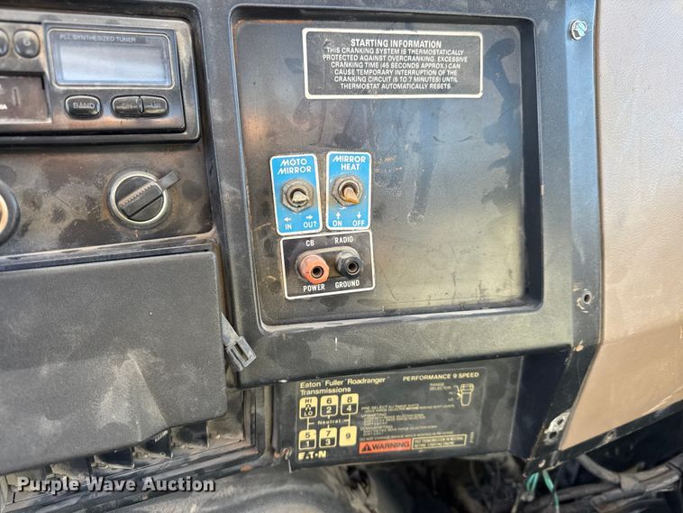 image for item ET4068 1990 International 8300 semi truck