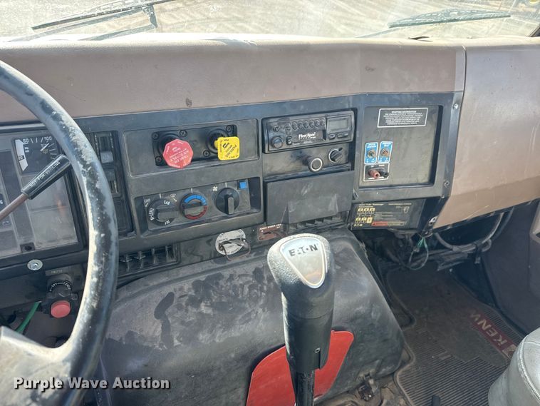 image for item ET4068 1990 International 8300 semi truck