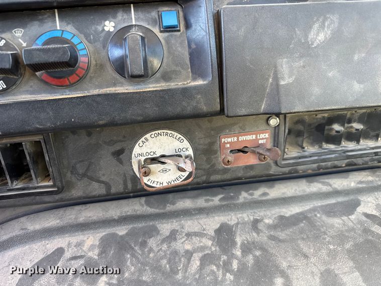 image for item ET4068 1990 International 8300 semi truck