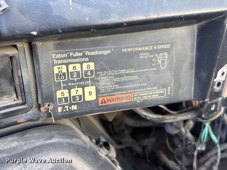 image for item ET4068 1990 International 8300 semi truck