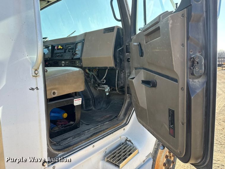 image for item ET4068 1990 International 8300 semi truck