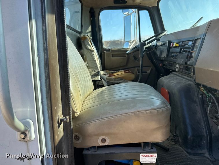 image for item ET4068 1990 International 8300 semi truck