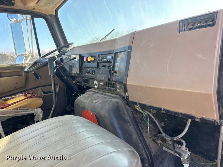 image for item ET4068 1990 International 8300 semi truck