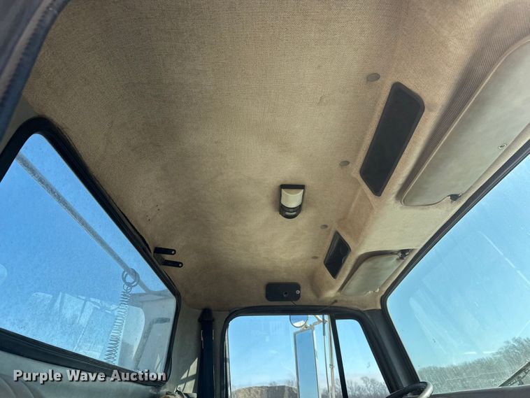 image for item ET4068 1990 International 8300 semi truck