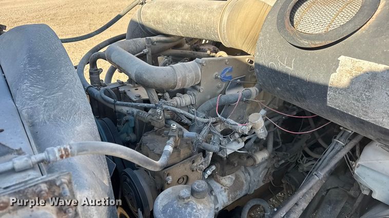 image for item ET4068 1990 International 8300 semi truck