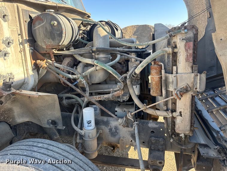 image for item ET4068 1990 International 8300 semi truck