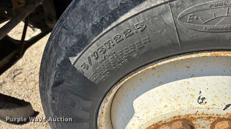 image for item ET4068 1990 International 8300 semi truck