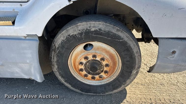 image for item ET4068 1990 International 8300 semi truck