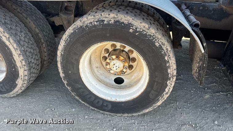 image for item ET4068 1990 International 8300 semi truck