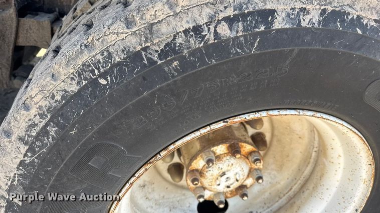 image for item ET4068 1990 International 8300 semi truck