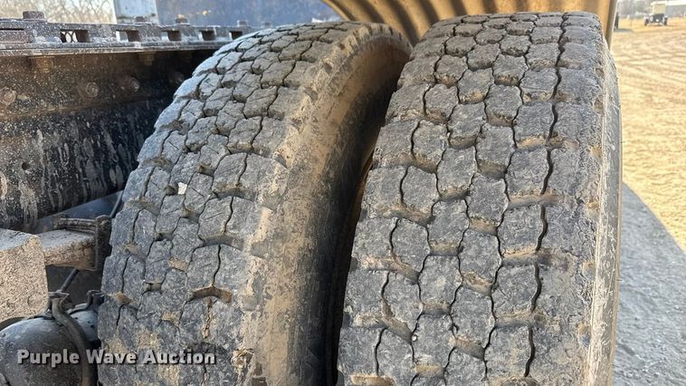 image for item ET4068 1990 International 8300 semi truck