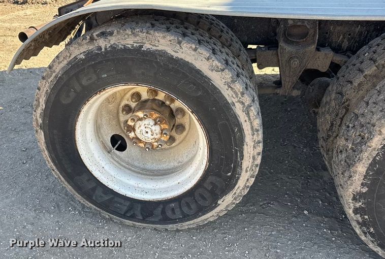 image for item ET4068 1990 International 8300 semi truck