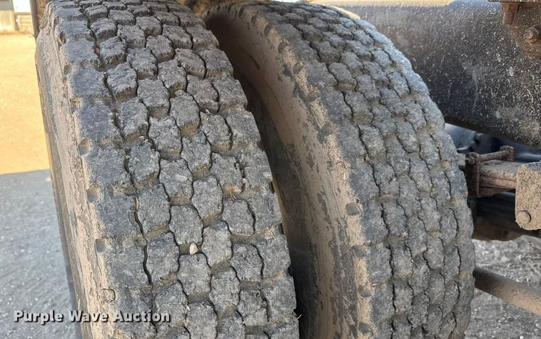 image for item ET4068 1990 International 8300 semi truck