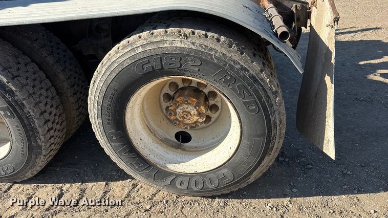 image for item ET4068 1990 International 8300 semi truck