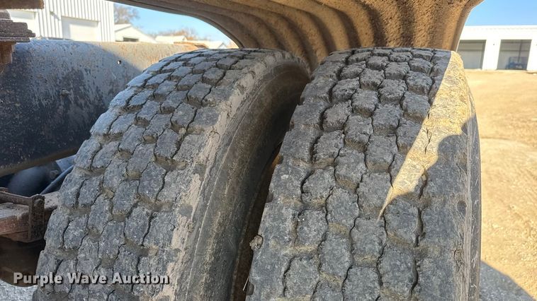 image for item ET4068 1990 International 8300 semi truck